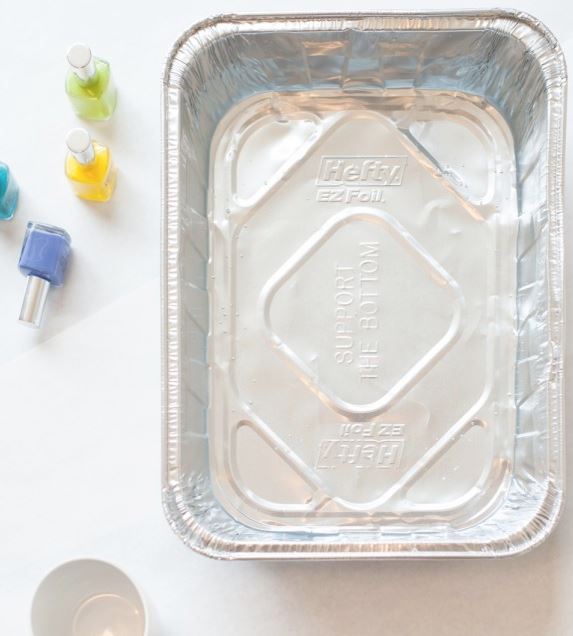 DIY Marmortassen selber machen - Behälter mit Wasser und buntem Nagellack füllen