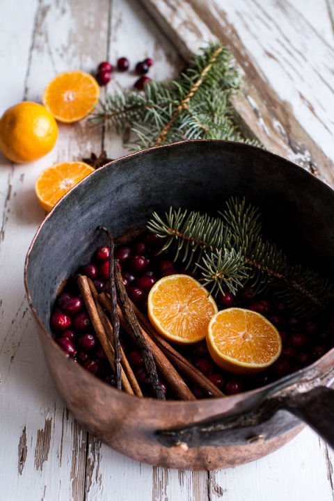 Weihnachtsduft im Topf mit Orangen und Tannenblättern