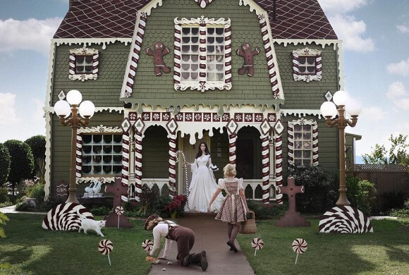 Atemberaubende Weihnachtsdekoration: Lebkuchenhaus lebensgroß Atemberaubende Weihnachtsdekoration: Lebkuchenhaus lebensgroß