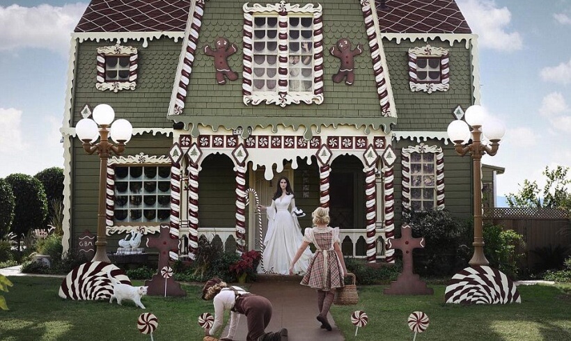Atemberaubende Weihnachtsdekoration: Lebkuchenhaus lebensgroß Atemberaubende Weihnachtsdekoration: Lebkuchenhaus lebensgroß