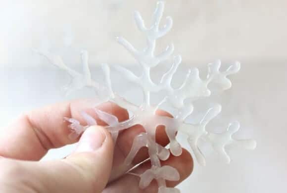 Begrüße Weihnachten mit diesen DIY glänzenden Schneeflocken aus Klebstoff Begrüße Weihnachten mit diesen DIY glänzenden Schneeflocken aus Klebstoff