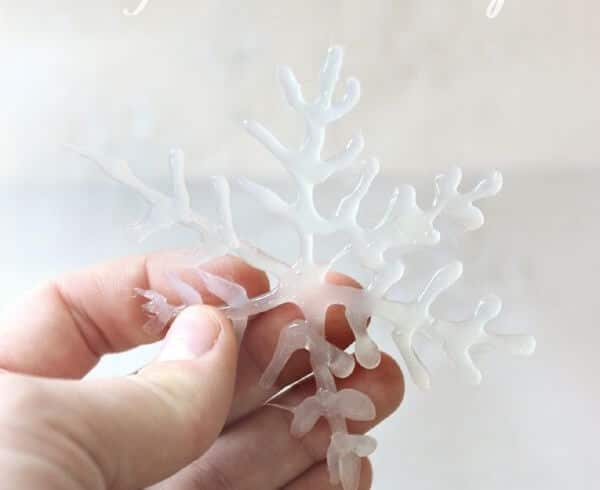 Begrüße Weihnachten mit diesen DIY glänzenden Schneeflocken aus Klebstoff Begrüße Weihnachten mit diesen DIY glänzenden Schneeflocken aus Klebstoff
