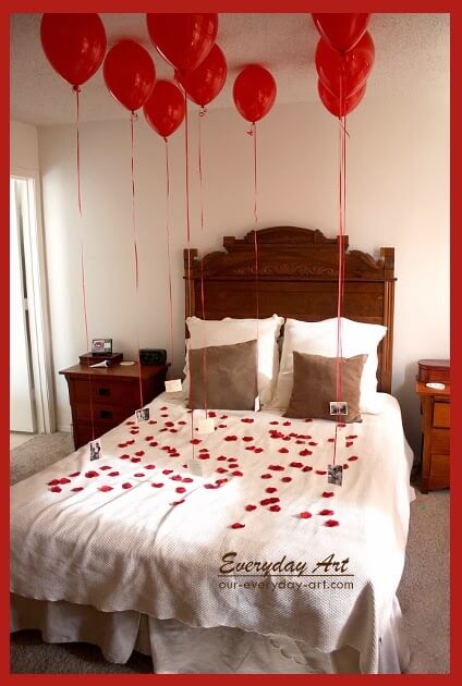Luftballons und Rosenblüten - Liebeserklärung als Geschenk