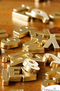 Goldene Magnete aus Buchstaben basteln