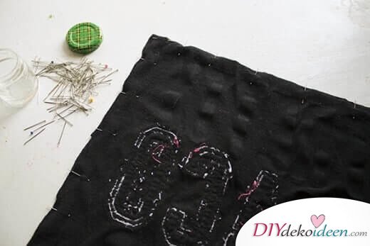 Kissen zusammennähen - DIY Bastelideen aus alten T-Shirts