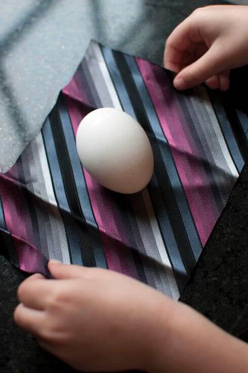 Ostereier mithilfe einer Krawatte färben - dekorative DIY Osterideen
