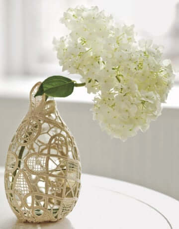 Vase mit Spitze verschönern - DIY Deko-Idee mit Vasen