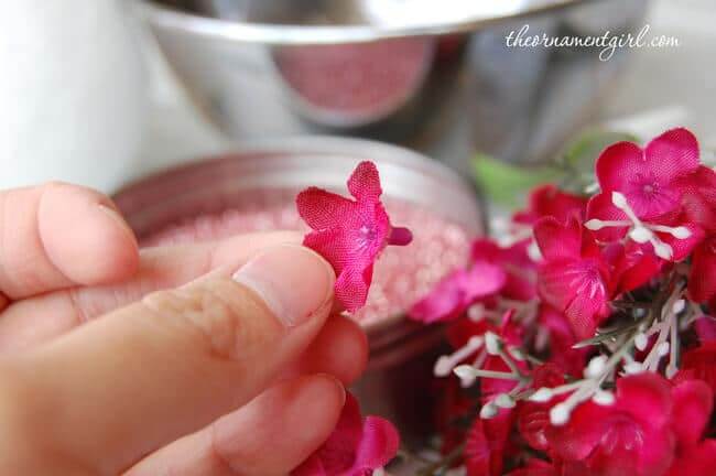 Tischdeko mit pinken Blumenbällen