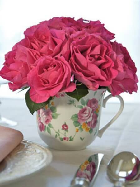 Tassen als Vasen nutzen - DIY Dekoideen mit Rosen