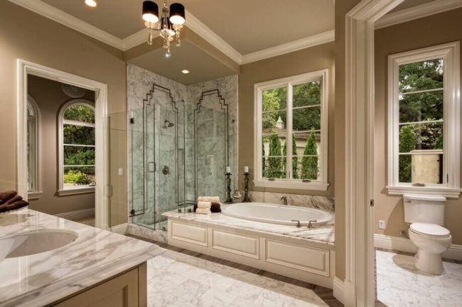 elegantes Badezimmer mit Naturfarben