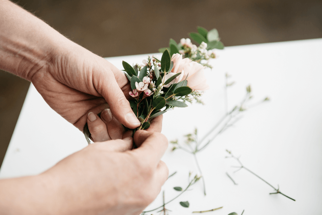 Blumen an die Krone binden - DIY Blumen-Haarschmuck