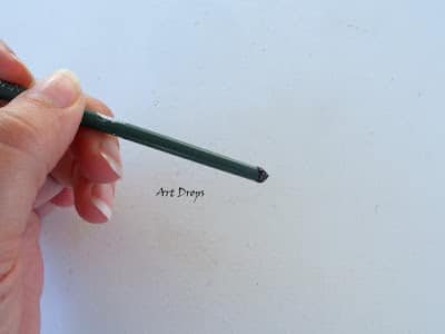 Marienkäfer malen mit schwarzer Farbe und einem spitzen Gegenstand-Augen und Punkte malen
