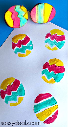 Ostereier-Abdrücke auf Papier-Geschenk für Omas