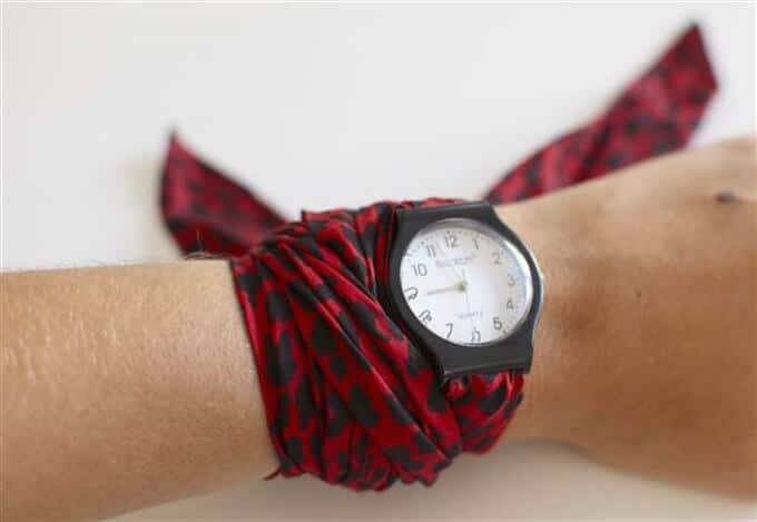 Uhrband durch einem Tuch ersetzen-DIY modisches Uhrband-Uhr verschönern