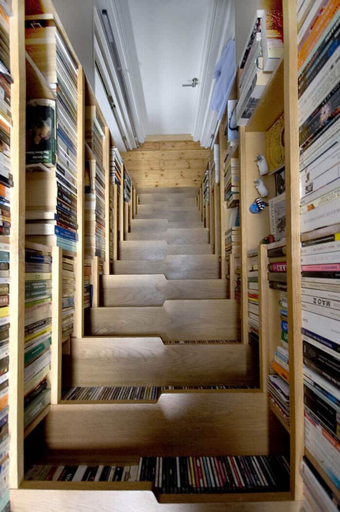 Treppe zum Bücherregal gestalten - DIY Regal