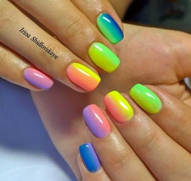 Regenbogenfarben-Naildesign für den Sommer