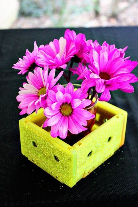 Blumentopf aus Kassetten basteln - lustige DIY Dekoideen mit Audiokassetten