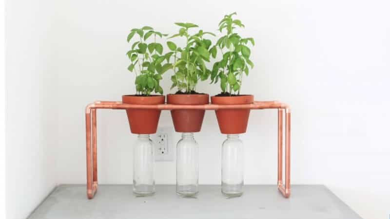 DIY Bastelidee mit Kupferrohre-Blumenregal selber machen-Dekoideen für dein Fenster