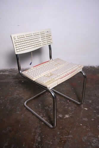 kreativen Stuhl aus Tastaturen basteln - DIY Bastelideen für Computerfans