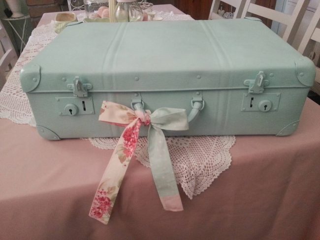 Koffer renovieren-alten Koffer im Shabby Chic Look erstrahlen lassen-DIY-Dekoidee 
