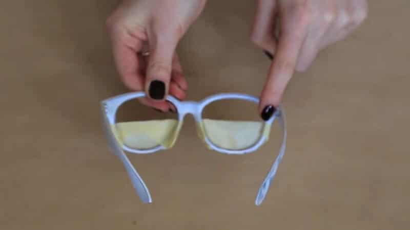 Sonnenbrillengläser mit Farbe versehen