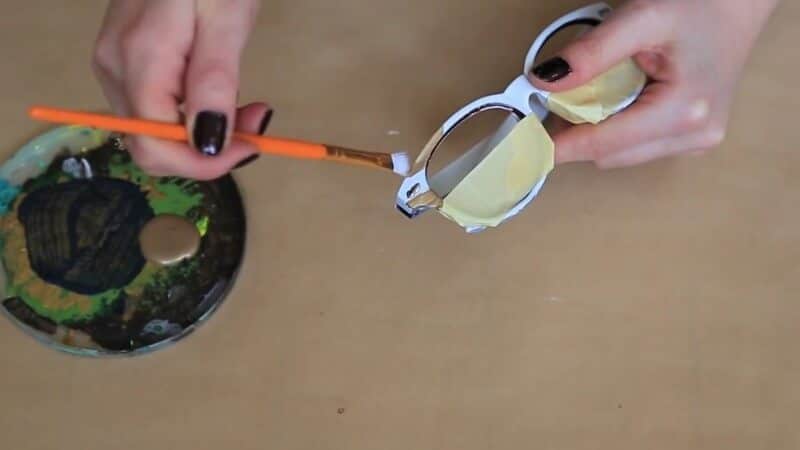 Sonnenbrille mit Acrylfarbe färben - Sonnenbrillendeko 