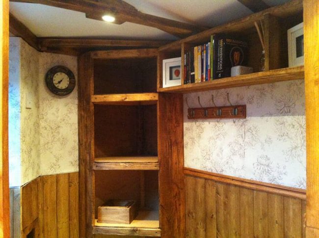 Hobbit Haus einrichten - mit Bücherregalen