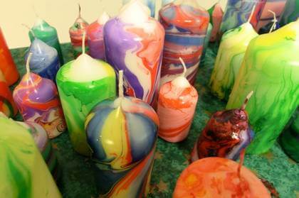 marmorierte Kerzen mit verschiedenen Farben selber gestalten