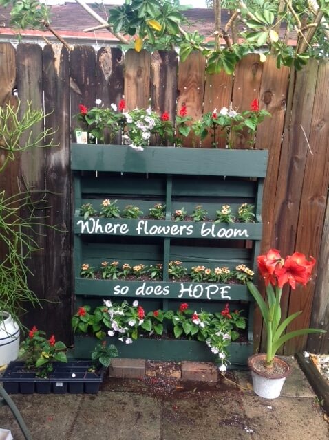 Blumenbeeten aus einer Europalette basteln-Bastel-Ideen für den Garten