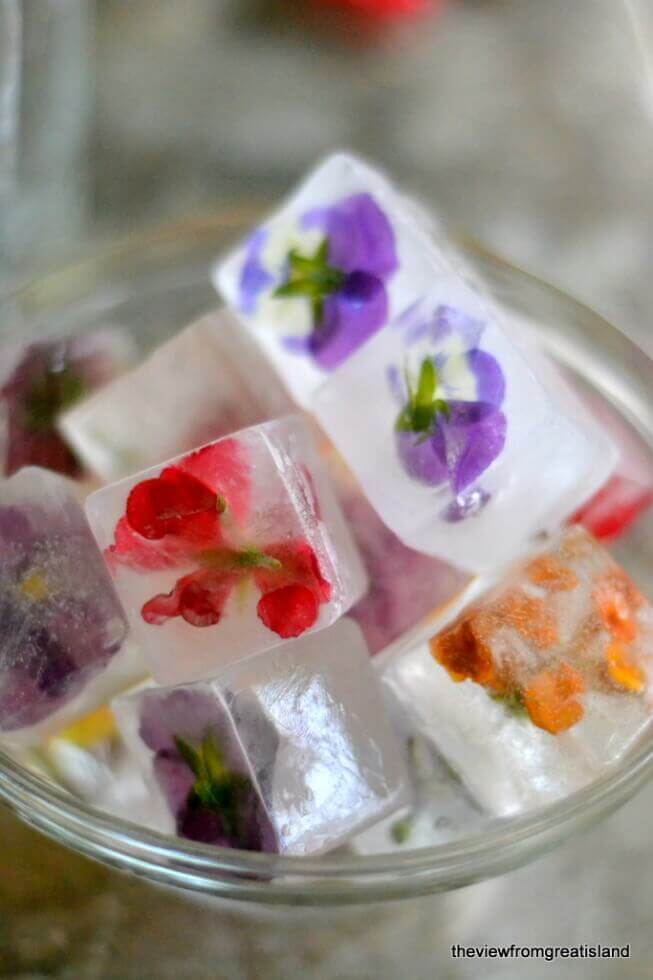 Party Ideen - essbare Blumen in Eiswürfeln 