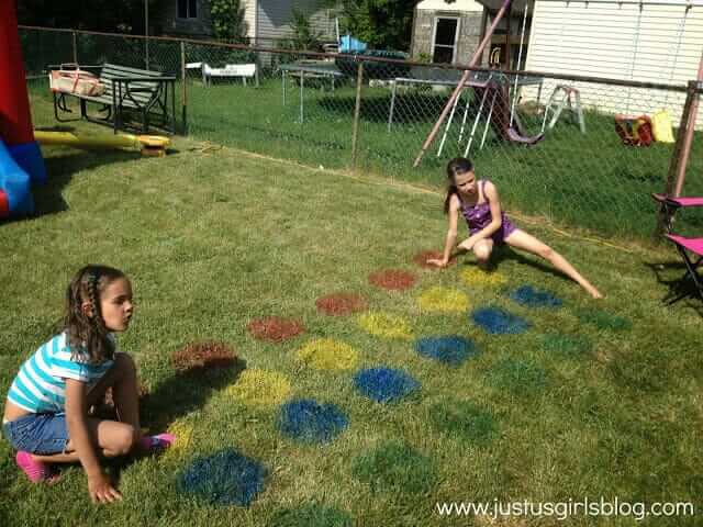 Twister auf dem Rasen - lustige Spiele für Kinder im Freien