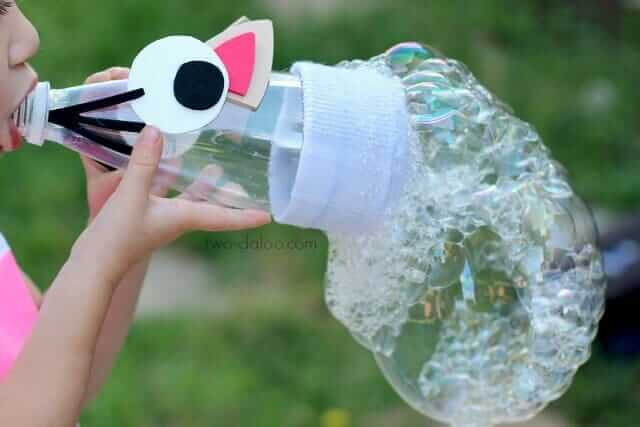 Seifenblasen selber machen mit einer Plastikflasche