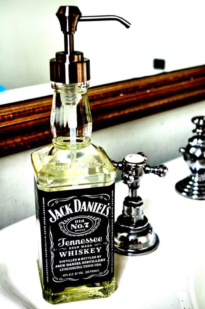 DIY Seifenspender basteln aus leeren Whiskyflaschen
