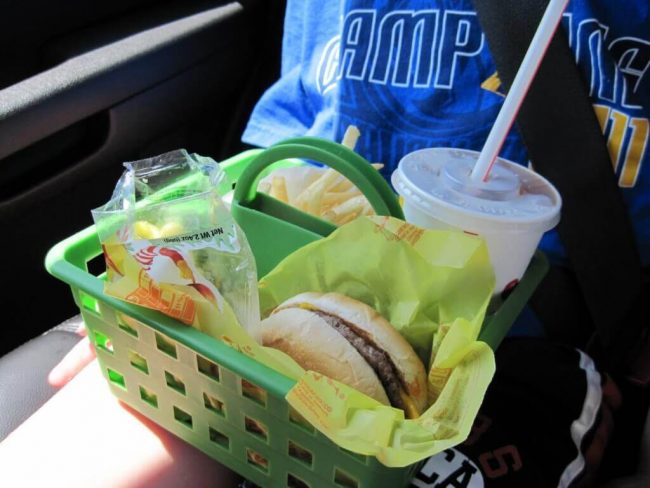 Essen im Auto aufbewahren - DIY Ideen für Reisen