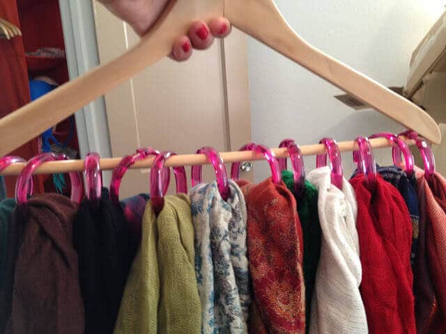 Schals und Tücher organisieren - Ideen mit Kleiderhaken - Life Hacks