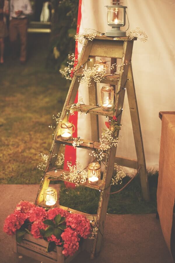 Rustikale Hochzeitsdekoration selber machen mit Kerzen und Schleierkraut-Leiter dekorieren