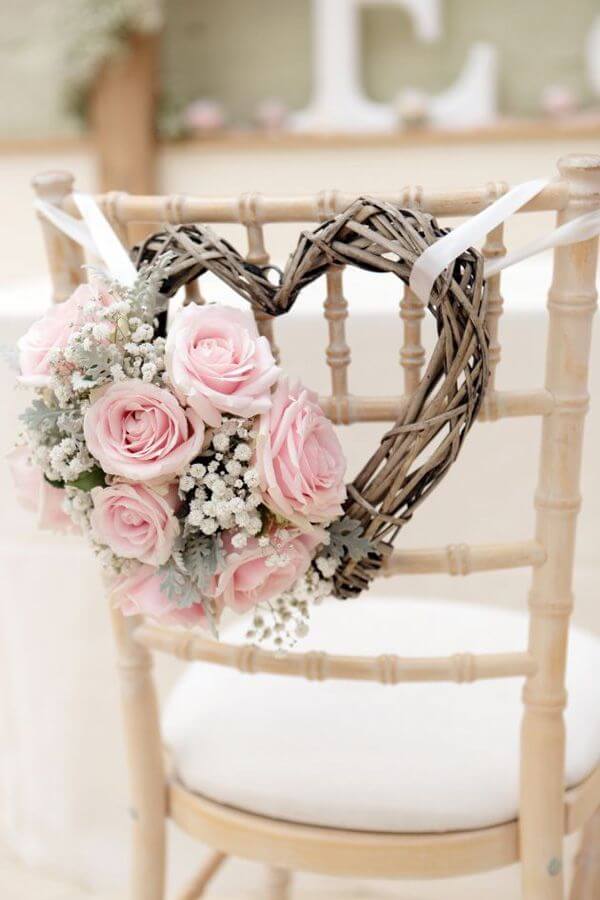 Stuhldeko für Hochzeit-Blumen am Herzenkranz