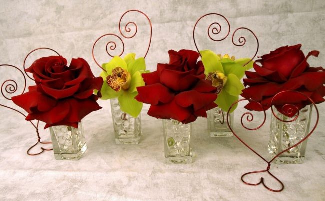 Valentinstag Deko mit Rosen und Herzen - Blumige Tischdeko