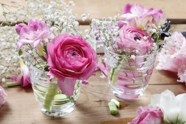 Blumendeko mit Rosen und Schleierkraut - Wohndeko und Hochzeitsdeko-Ideen