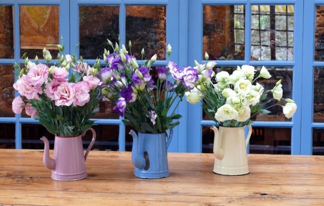 rustikale Gießkannen als Vasen nutzen - Blumendeko Ideen