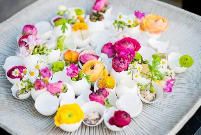 Eierschalen und Blumen Tischdeko