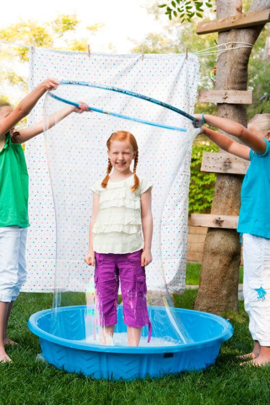 riesige Seifenblasen - Freizeitaktivitäten für Kinder