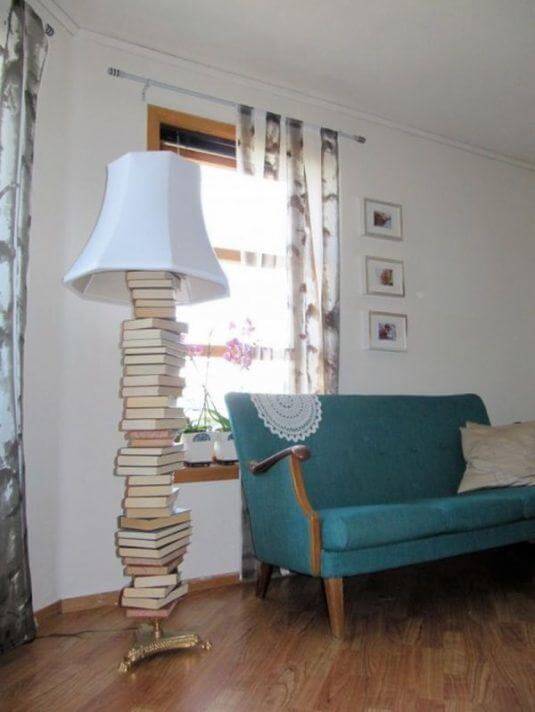 Stylische Lampe aus Büchern basteln