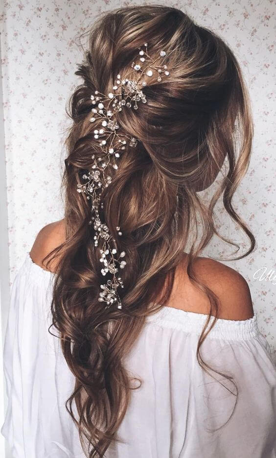 Langhaar-Frisuren für Hochzeiten mit Blumen-Haarschmuck