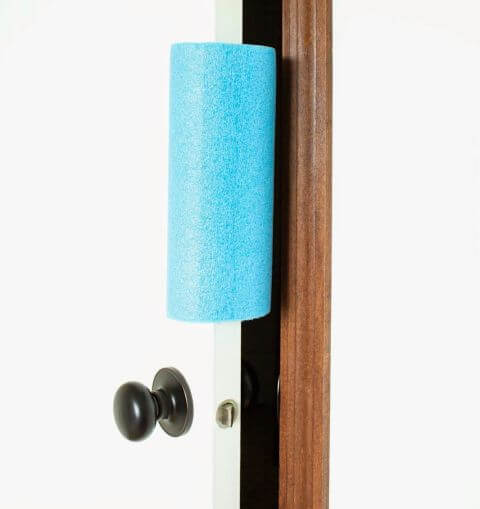 DIY Bastelidee-Türstopper aus einer Schwimmnudel selber machen