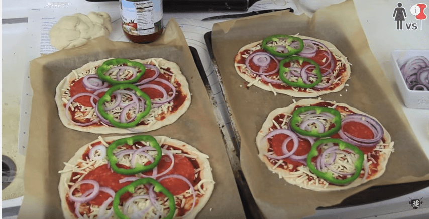 Paprika, Zwiebeln, Käse auf den Pizzateig legen - einfache Partyrezepte