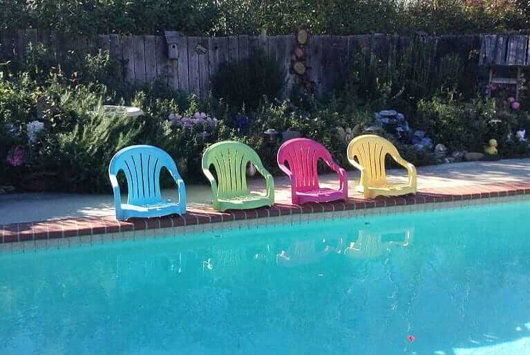 Stühle umbauen - bunte DIY Swimming-Pool-Stühle