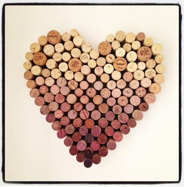 Großes Ombre-Herz aus Weinkorken basteln-DIY Wanddeko selber machen