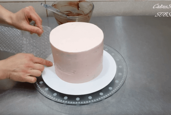 Leckere Kuchen verzierst du ganz leicht mit diesem Trick. Leckere Kuchen verzierst du ganz leicht mit diesem Trick.