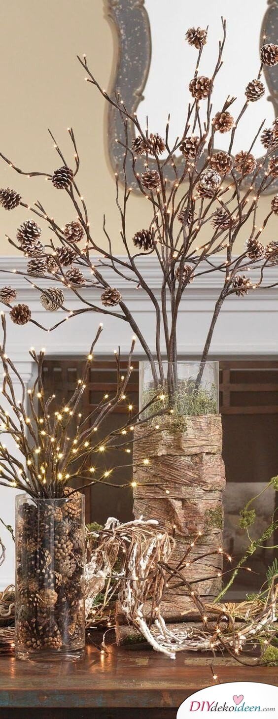 DIY Tischdeko Ideen zu Weihnachten, Tannzapfen auf Zweige kleben und mit einer Lichterkette beleuchten, Leuchtende Tannzapfen Deko selber machen